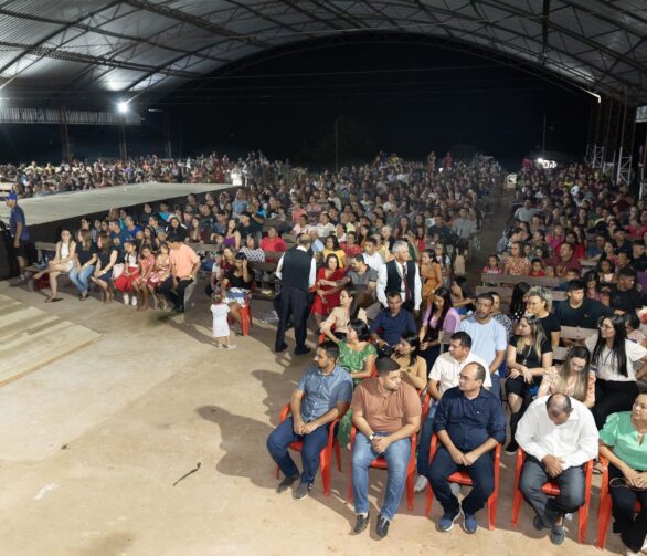 Fiéis participam da abertura do 37º Campal Fortaleza do Mutuca 2023, em Autazes