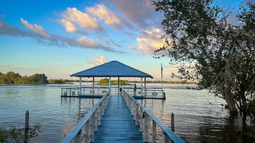 Píer dos Breves: um paraíso à beira do Lago Macurany