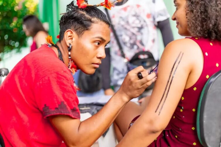 Conheça Adolfo Tapaiuna: jovem artista indígena que realiza grafismo corporal em Parintins