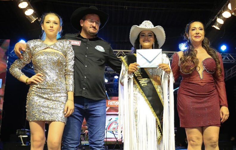 Baile do Cowboy: a coroação da rainha da Expoari em uma noite de brilho e encanto