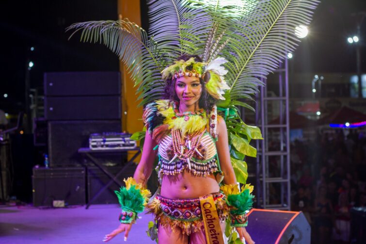 Finalistas do concurso Rainha do Cupuaçu encantam com trajes inspirados na fruta e na cultura amazonense