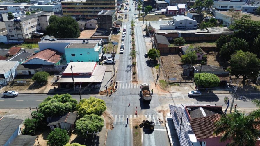 Rotatória no cruzamento da Avenida 6 de Maio em Ji-Paraná tem obras iniciadas