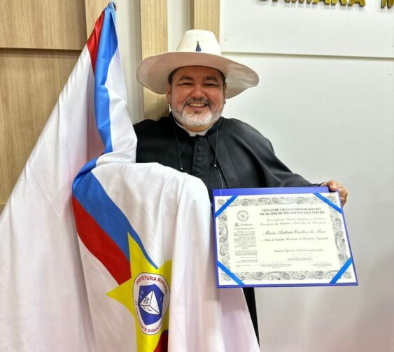 Padre Marco Antônio recebe título de cidadão Figueiredense em homenagem à sua dedicação