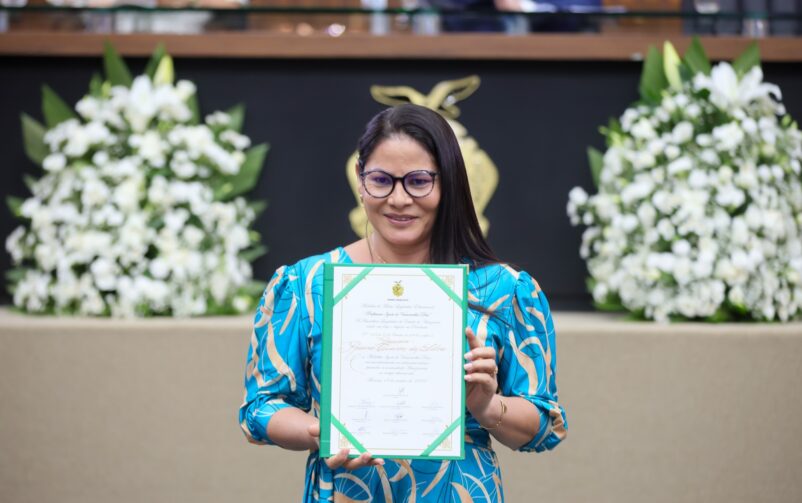 Professora Rosana Queiroz, gestora da maior escola municipal do baixo Amazonas é homenageada