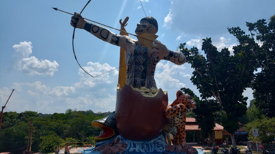 Descubra os significados presentes na estátua do índio no cupuaçu em Presidente Figueiredo