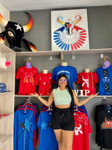 Com foco na cultura amazônica, jovem empreendedora tem se destacado no mercado de roupas em Parintins