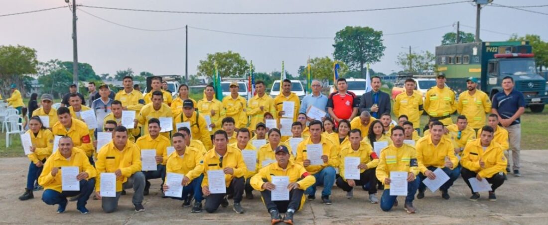 Dezenas de brigadistas concluem curso de combate a incêndio em Careiro