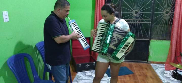 Conheça a trajetória do professor de música Rildo Nascimento, morador de Iranduba