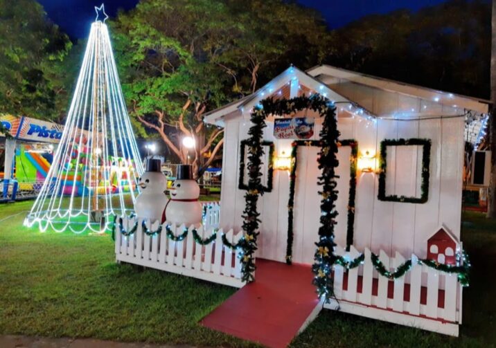 Enfeitada para o Natal, Praça da Vitória vira ponto de diversão em Ariquemes