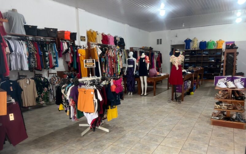 Loja de roupas chama a atenção de consumidores em Careiro Castanho