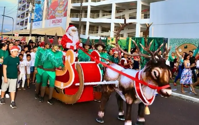 Liceu de Artes Cláudio Santoro em Parintins ilumina o Natal com a chegada do Papai Noel