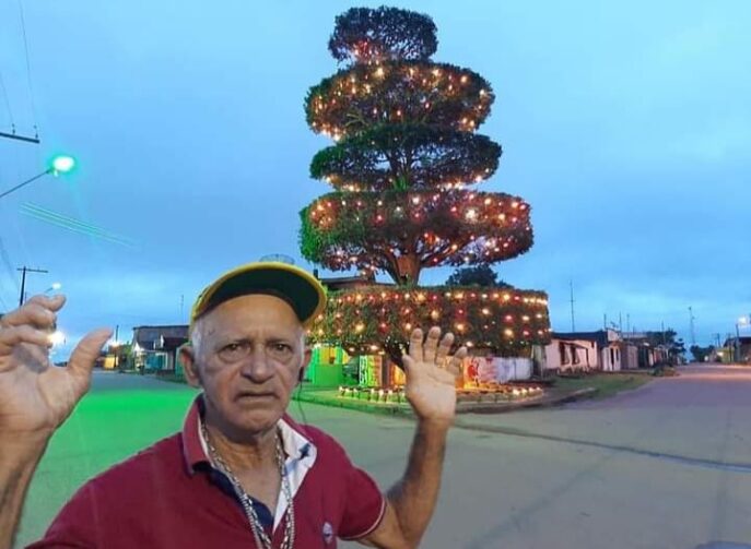 Manoel da Árvore de Natal encanta a cidade de Itacoatiara com sua tradição há 47 anos