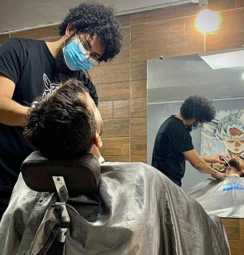 Conheça a trajetória de Ian Fernandes, proprietário de uma barbearia em Itacoatiara