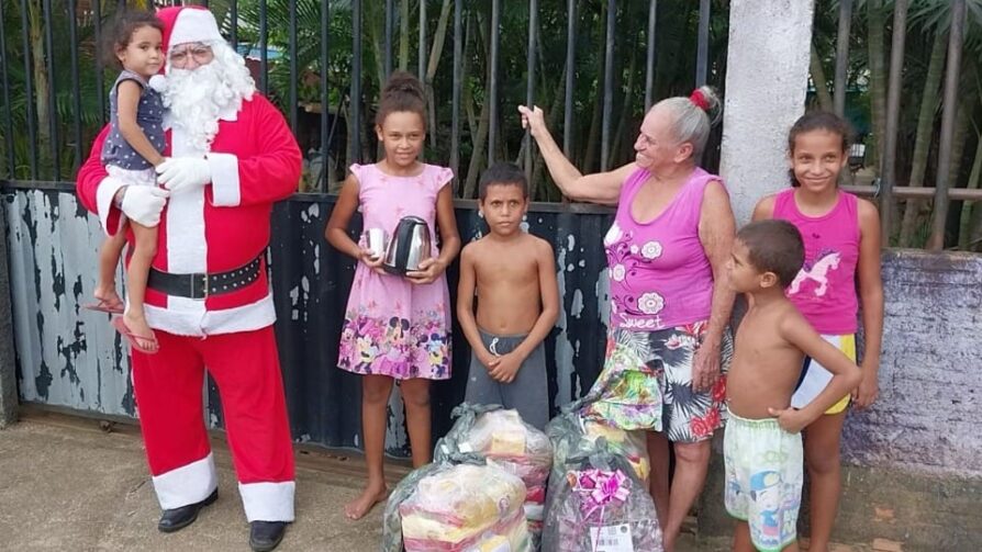 Tradição há 34 anos: crianças celebram chegada de Papai Noel em Ariquemes