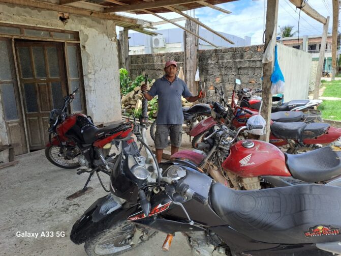 Conheça Edilson Souza, mecânico de motos e agricultor de açaí em Codajás