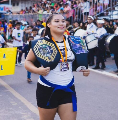 Conheça a atleta de artes maciais Dhenifer Ketelen, natural de Manaquiri