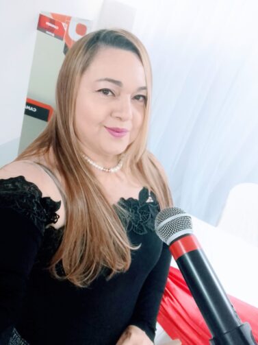 Nara Mendes: uma artista e profissional de comunicação versátil em Itacoatiara