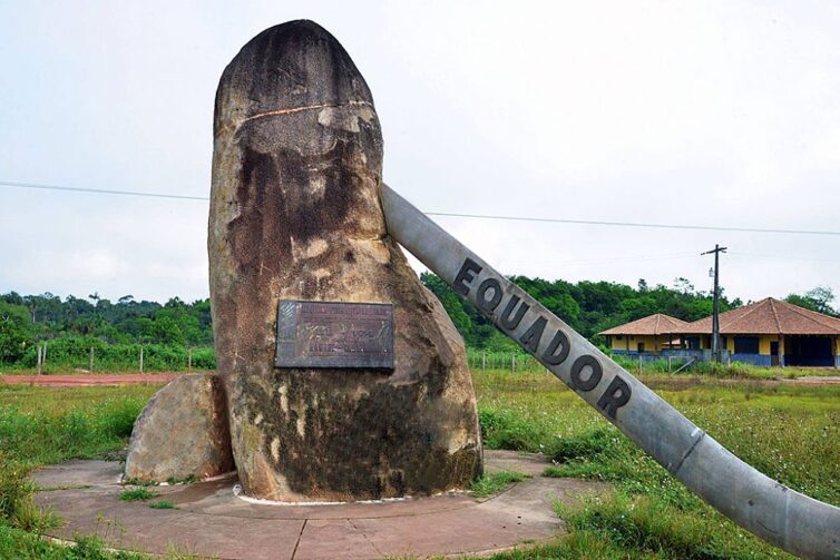 Marco da Linha do Equador simboliza a divisão dos hemisférios norte e sul em Rorainópolis