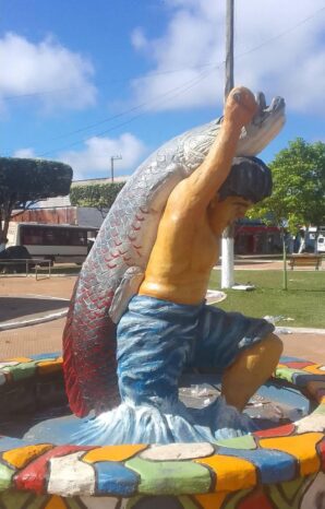 estátua caboclo pescando de careiro castanho