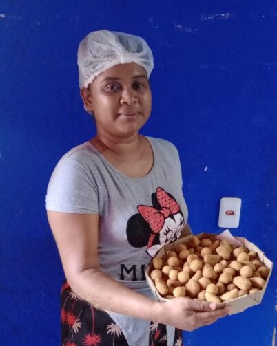 Amanda Cantuário encontra na venda de doces e salgados sua principal fonte de renda em Iranduba