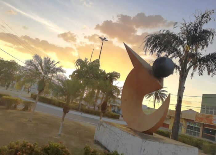 Conheça o monumento da Praça do Jamari em Ariquemes: uma expressão artística que inspira liberdade e progresso