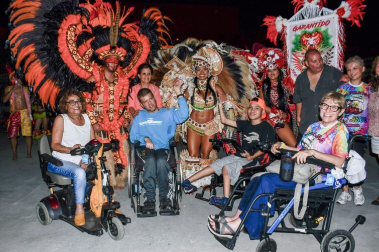 Boi Garantido realiza apresentação inclusiva para turistas com deficiência em Parintins