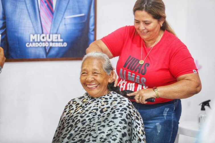 Grupo Terceira Idade Nova Vida recebe tratamento de beleza no Dia das Mulheres em Autazes