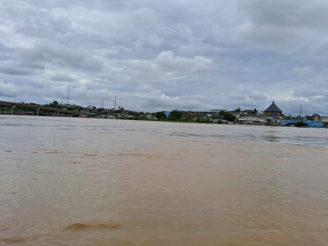 Rio Juruá registra enchente em Cruzeiro do Sul; onze bairros são atingidos