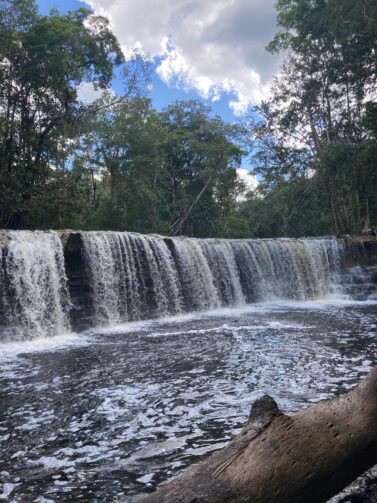 Conheça a Cachoeira Natal um ponto turístico em Presidente Figueiredo