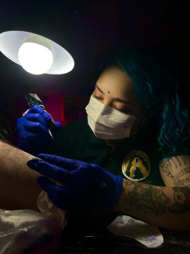 Conheça a trajetória de Jessie Freitas que buscou o sonho de ser tatuadora em Ji-Paraná
