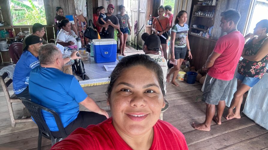 Dedicada, a técnica em enfermagem Elma da Silva se orgulha em atuar na promoção da saúde indígena em Manaquiri