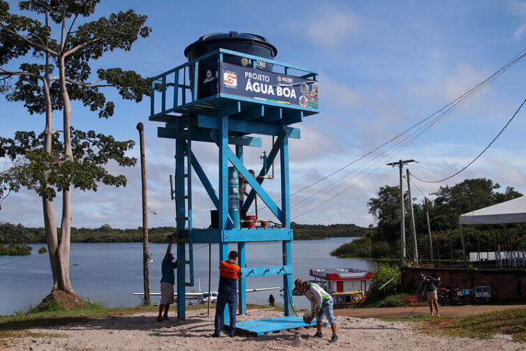 Comunidade do Careiro Castanho recebe purificador de água e iluminação LED