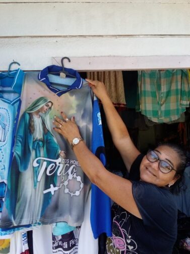 Conheça a história da empreendedora Helena Ferreira, dona de uma loja de brechó em Codajás