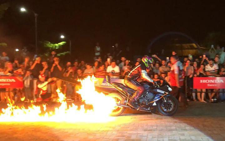 Equipe de Motoshow Acrobático realiza apresentação em Itacoatiara