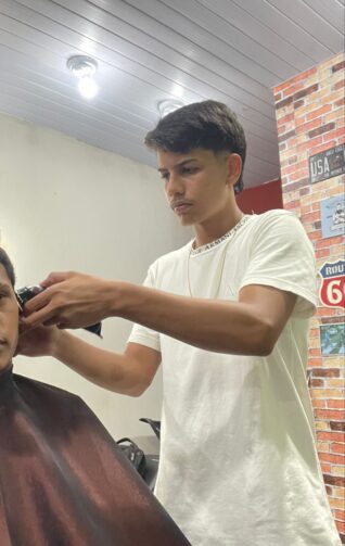 Jovem barbeiro: sonhos, desafios e determinação em Presidente Figueiredo