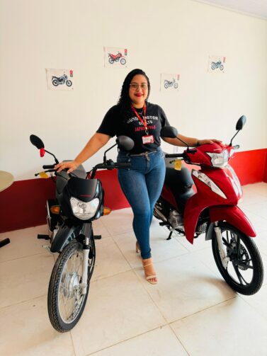 Conheça a trajetória de Izabela Marques, vendedora de motocicletas em Manaquiri