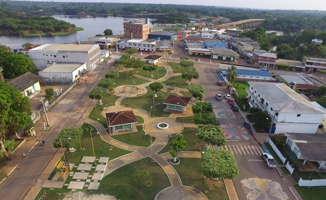 Praça dos Três Poderes: ponto de encontro da comunidade e centro administrativo de Careiro