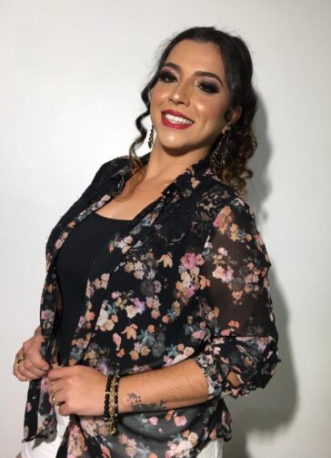 Em Codajás, cantora Zarry Silva é destaque em eventos e festas