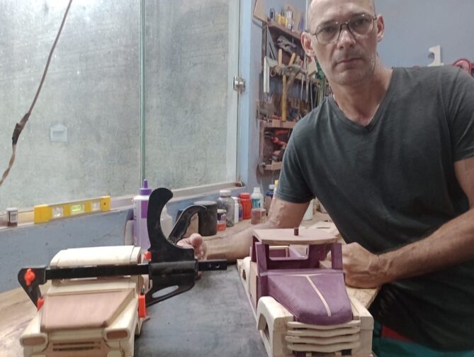 Conheça a trajetória de Edson Cavalari, artista que produz obras em madeira