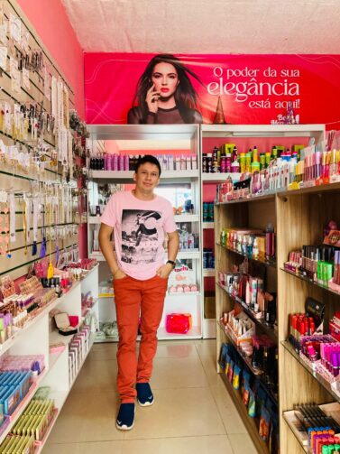 Conheça a trajetória de Elinaldo Albuquerque, dono de uma loja de cosméticos em Presidente Figueiredo