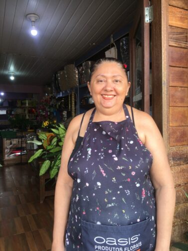 Conheça a história de Raquel Bezerra Correa, vendedora de flores em Itacoatiara
