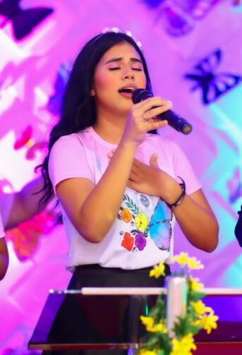 Conheça Letícia Dantas, uma jovem coariense apaixonada pela música gospel