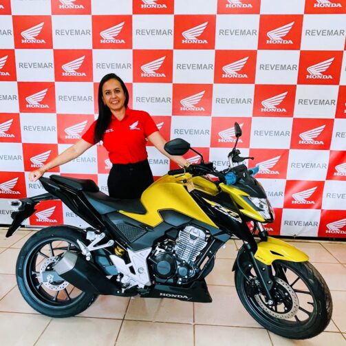 Conheça a trajetória profissional de Priscila Lima, consultora comercial de motoclicletas em Iranduba