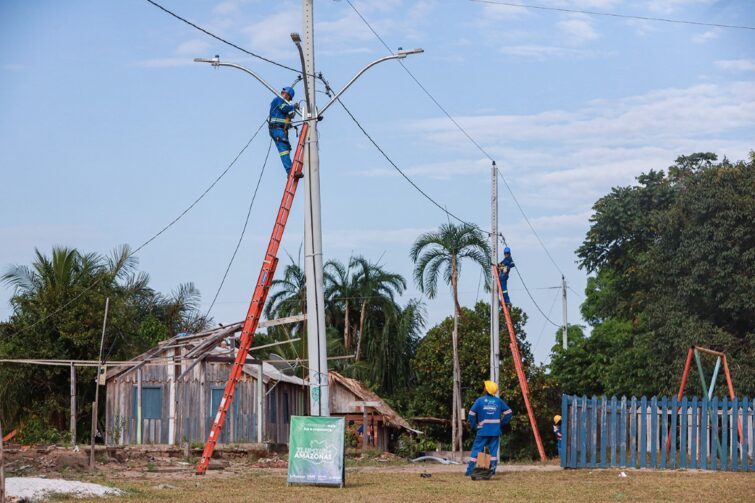 Indígenas comemoram chegada de iluminação pública, pela primeira vez, a aldeias de Parintins