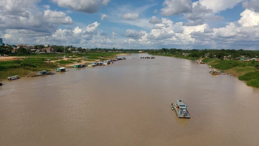 Passeio de navegação pelo Rio Juruá é opção para aventureiros, em Cruzeiro do Sul