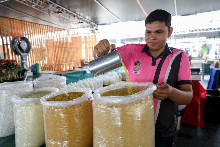 Produtor de Rio Preto da Eva aposta nas vendas de farinha, alimento típico da culinária amazonense, durante Expoagro 2024