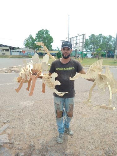 Conheça a trajetória de Irwin Coronado, artesão que desenvolve dinossauros em miniatura na Terra das Cachoeiras