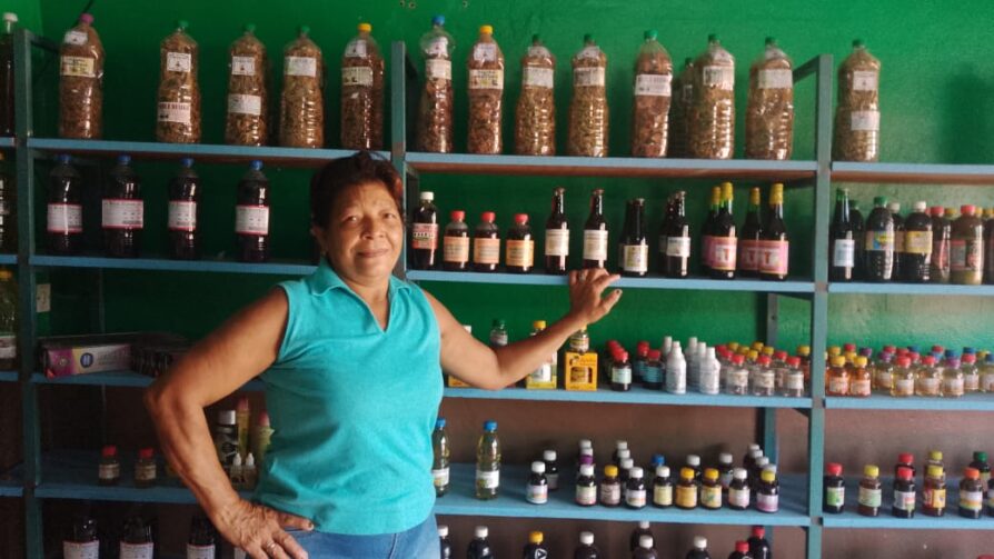 Conheça Maria Lúcia, dona de uma loja de essências e produtos medicinais em Figueiredo