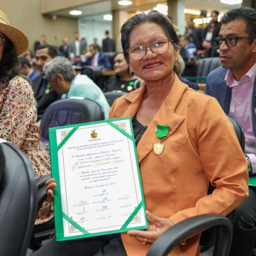 Professora de Rio Preto da Eva é homenageada com Medalha do Mérito Educacional