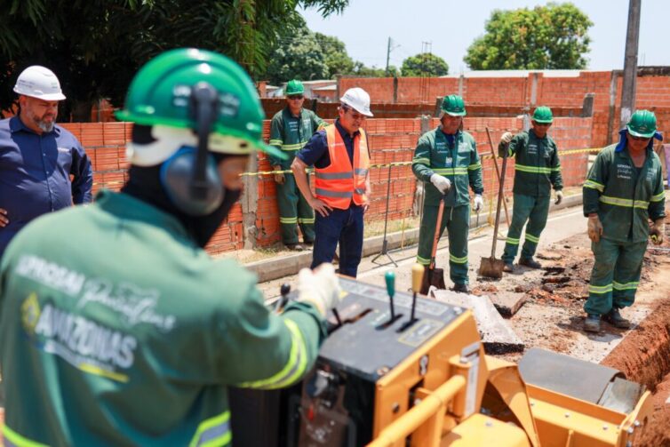 Moradores de Parintins começam a ter acesso a água tratada e rede de esgoto no município